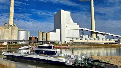 Angekommen: Die neue Rheinfähre am Fähranleger Altrip