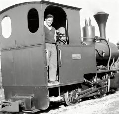 Die Lok einer Schmalspurbahn der Altriper Ziegelei Baumann