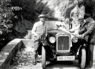 Zwei Altriper 1933 mit dem Auto am Klausenpass: Josef Nordhofen (links) und Friedrich Brunner (Mitte).