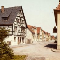 Die Römerstraße mit dem ältesten Haus in Altrip (Zeichnung: Heinz Schneider | Kolorierung: Jürgen Hajok)