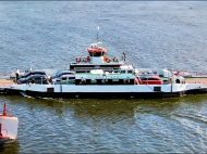 Die Fähre "Spieker Möwe" auf der Elbe