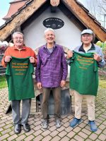 Die Ersteigerer der T-Shirts der „Anonymen Giddarischde“ mit Jupp Settele Anonyme Giddarischde und Rieslingbrot