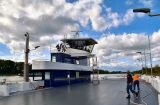 Die neue Rheinfähre ist mit 54 Metern Länge deutlich größer und kann ein Drittel mehr Fahrzeuge laden. Die neue Rheinfähre ist mit 54 Metern Länge deutlich größer und kann ein Drittel mehr Fahrzeuge laden.